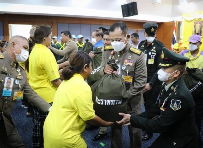 <strong>อ่านเพิ่มเติมเกี่ยวกับ</strong><br>พระบาทสมเด็จพระเจ้าอยู่หัว ทรงพระกรุณาโปรดเกล้าโปรดกระหม่อมให้ พลเอก ดาว์พงษ์ รัตนสุวรรณ องคมนตรี เชิญถุงพระราชทานและเครื่องอุปโภคบริโภค ไปมอบแก่ราษฎรที่ประสบภัยดินโคนถล่มในพื้นที่จังหวัดภูเก็ต พระบาทสมเด็จพระเจ้าอยู่หัว ทรงพระกรุณาโปรดเกล้าโปรดกระหม่อมให้ พลเอก ดาว์พงษ์ รัตนสุวรรณ องคมนตรี เชิญถุงพระราชทานและเครื่องอุปโภคบริโภค ไปมอบแก่ราษฎรที่ประสบภัยดินโคนถล่มในพื้นที่จังหวัดภูเก็ต
