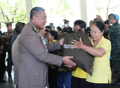 <strong>อ่านเพิ่มเติมเกี่ยวกับ</strong><br>พระบาทสมเด็จพระเจ้าอยู่หัว ทรงพระกรุณาโปรดเกล้าโปรดกระหม่อม ให้นายพลากร สุวรรณรัฐ องคมนตรี ร่วมกับมูลนิธิราชประชานุเคราะห์ฯ เชิญสิ่งของพระราชทานมอบแก่ประชาชนผู้ประสบอุทกภัยในพื้นที่จังหวัดเชียงราย พระบาทสมเด็จพระเจ้าอยู่หัว ทรงพระกรุณาโปรดเกล้าโปรดกระหม่อม ให้นายพลากร สุวรรณรัฐ องคมนตรี ร่วมกับมูลนิธิราชประชานุเคราะห์ฯ เชิญสิ่งของพระราชทานมอบแก่ประชาชนผู้ประสบอุทกภัยในพื้นที่จังหวัดเชียงราย