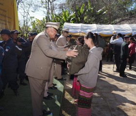 นายพลากร สุวรรณรัฐ องคมนตรี นายกมูลนิธิราชประชานุเคราะห์ฯ ... พารามิเตอร์รูปภาพ 1