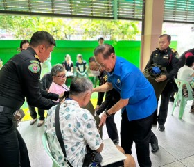 นายวิลาศ รุจิวัฒนพงศ์ รองประธานฝ่ายบรรเทาทุกข์ ... พารามิเตอร์รูปภาพ 5