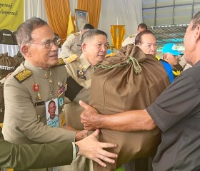 พระบาทสมเด็จพระเจ้าอยู่หัว ทรงพระกรุณาโปรดเกล้าฯ ให้ พลเอก ... พารามิเตอร์รูปภาพ 11