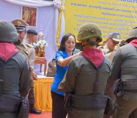 นายพลากร สุวรรณรัฐ องคมนตรี นายกมูลนิธิราชประชานุเคราะห์ ... พารามิเตอร์รูปภาพ 34