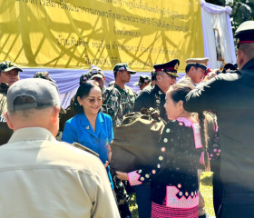 นายพลากร สุวรรณรัฐ องคมนตรี นายกมูลนิธิราชประชานุเคราะห์ ... พารามิเตอร์รูปภาพ 19