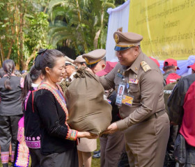 นายพลากร สุวรรณรัฐ องคมนตรี นายกมูลนิธิราชประชานุเคราะห์ ... พารามิเตอร์รูปภาพ 1